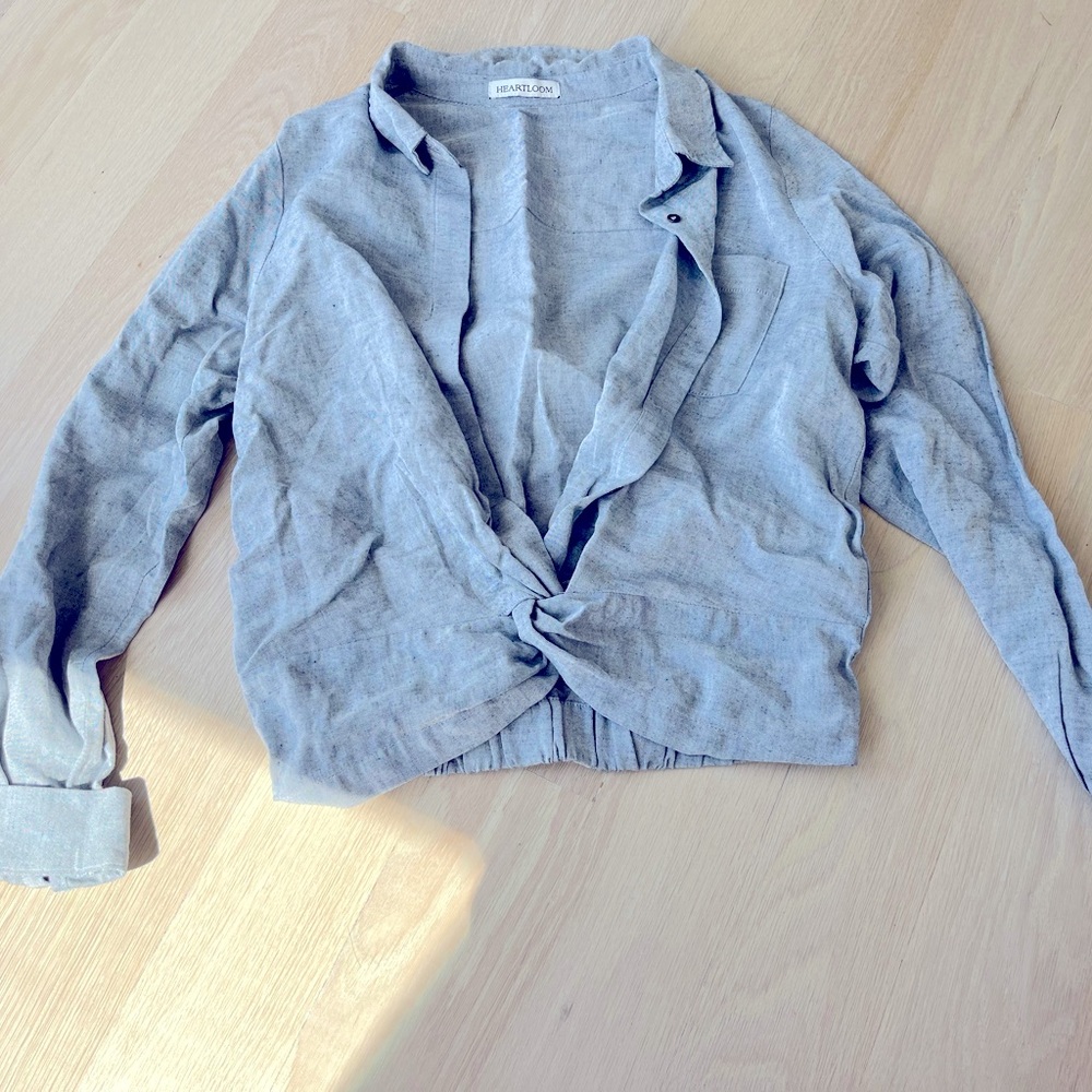Button blouse with knot at the bottom